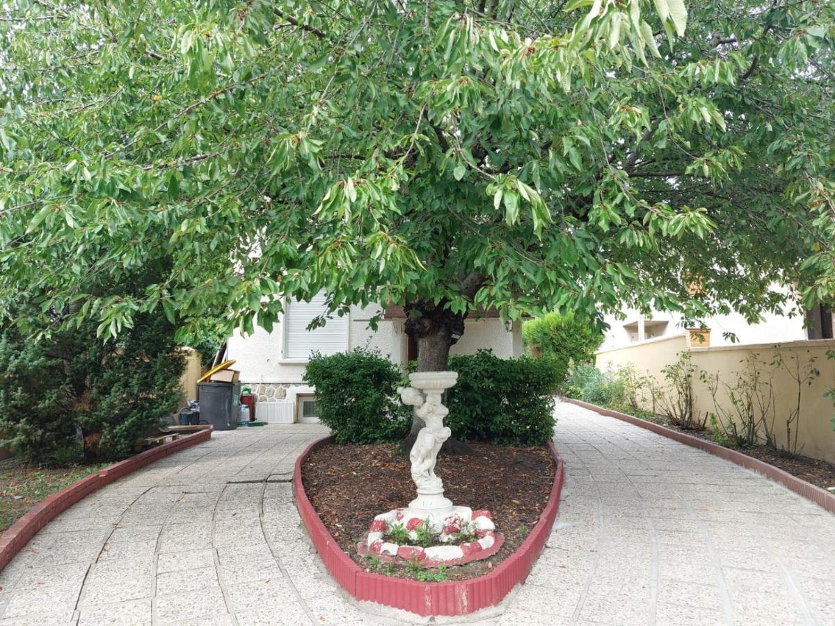 Happy Land Holliday Residential Hotel Epinay-sur-Seine Bagian luar foto